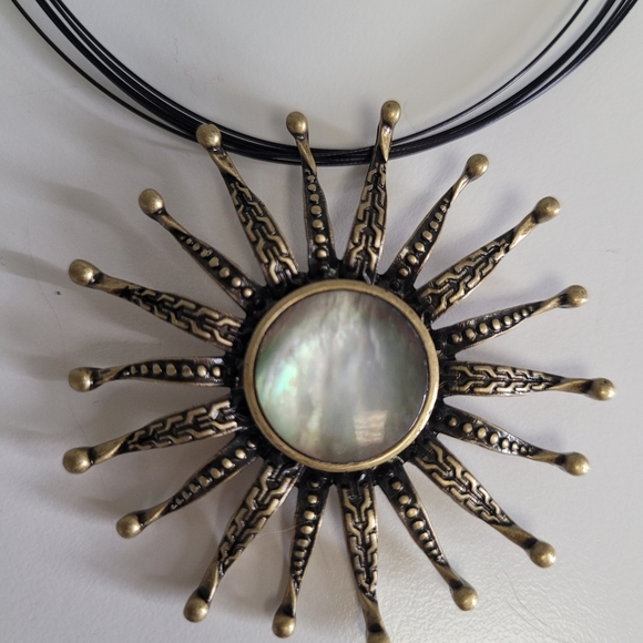 Beautiful Gold Toned‎ Sunbust Necklace - Picture 3 of 4